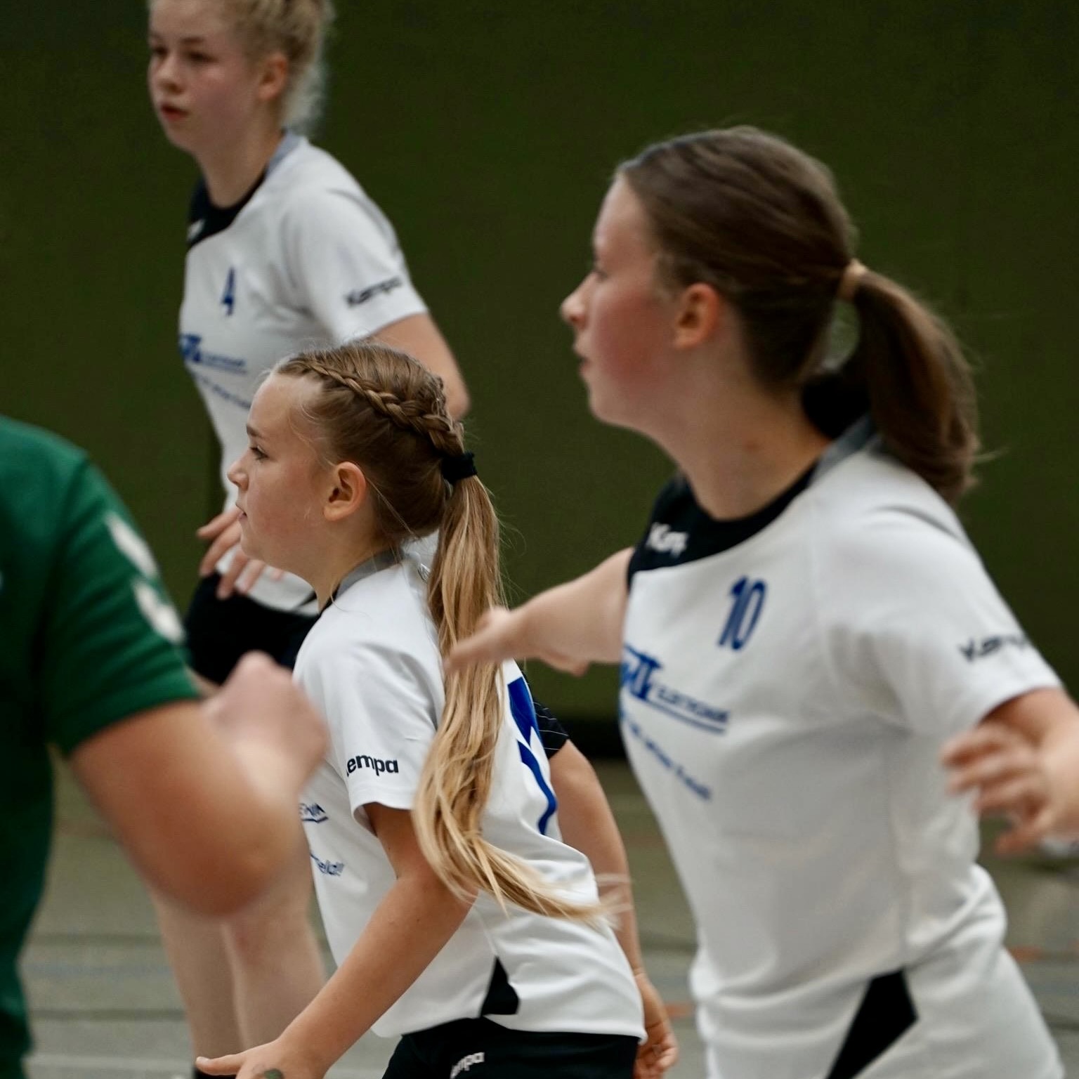 B2353F63-D15A-41CE-B8AA-295F4E2DE648_1_201_a