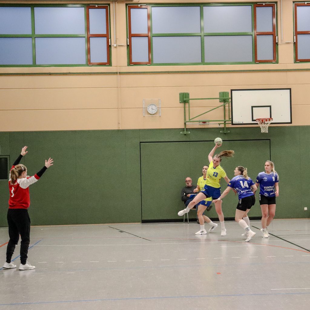 Frauen gg. Bernstadt-07